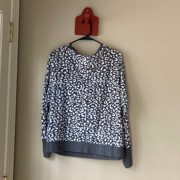 Vince Camuto Grey & White Leopard Print Button Detail Long Sleeve Top XS - Picture 6 of 7